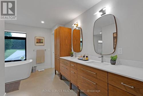 4566 Harwood Road, Hamilton Township, ON - Indoor Photo Showing Bathroom