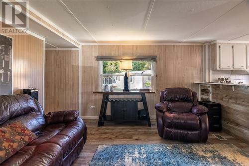 15-22220 Charing Cross Road, Chatham, ON - Indoor Photo Showing Living Room