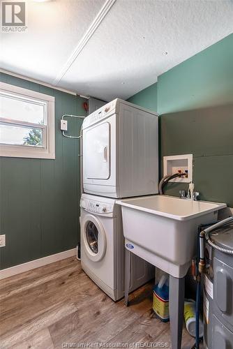 15-22220 Charing Cross Road, Chatham, ON - Indoor Photo Showing Laundry Room