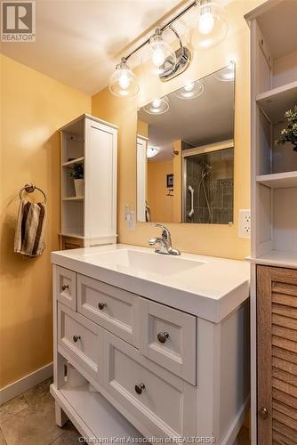 15-22220 Charing Cross Road, Chatham, ON - Indoor Photo Showing Bathroom