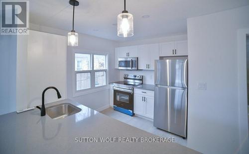 Apartment #1 - 120 Oxford Street, Strathroy-Caradoc (Nw), ON - Indoor Photo Showing Kitchen