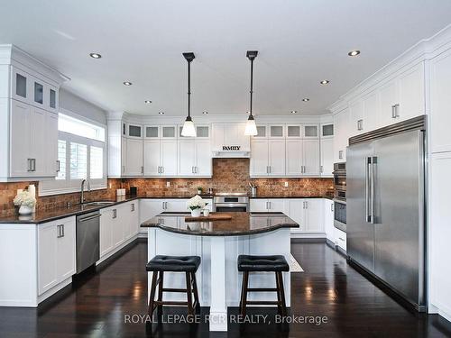 100 Woodland Hills Blvd, Aurora, ON - Indoor Photo Showing Kitchen With Upgraded Kitchen