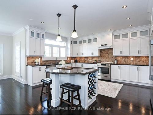 100 Woodland Hills Blvd, Aurora, ON - Indoor Photo Showing Kitchen With Upgraded Kitchen