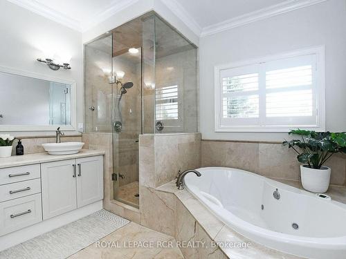 100 Woodland Hills Blvd, Aurora, ON - Indoor Photo Showing Bathroom