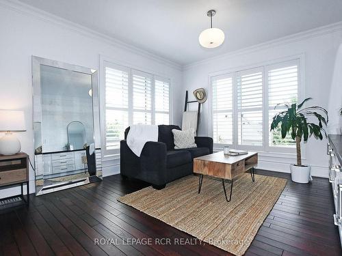 100 Woodland Hills Blvd, Aurora, ON - Indoor Photo Showing Living Room