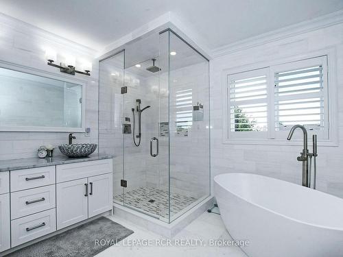 100 Woodland Hills Blvd, Aurora, ON - Indoor Photo Showing Bathroom