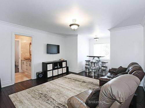 100 Woodland Hills Blvd, Aurora, ON - Indoor Photo Showing Living Room