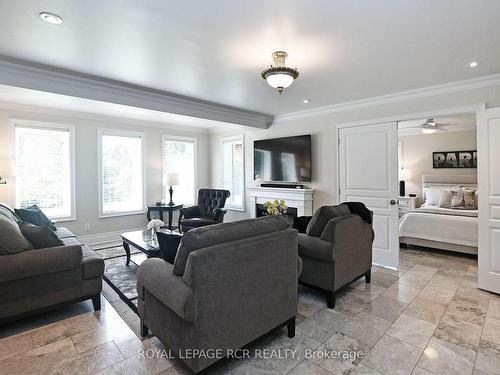 100 Woodland Hills Blvd, Aurora, ON - Indoor Photo Showing Living Room