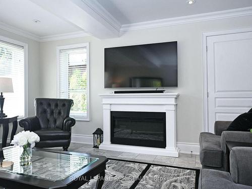 100 Woodland Hills Blvd, Aurora, ON - Indoor Photo Showing Living Room With Fireplace