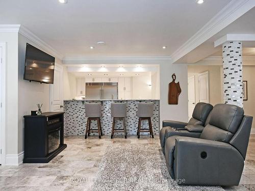 100 Woodland Hills Blvd, Aurora, ON - Indoor Photo Showing Living Room