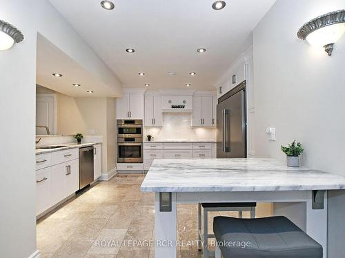 100 Woodland Hills Blvd, Aurora, ON - Indoor Photo Showing Kitchen With Upgraded Kitchen