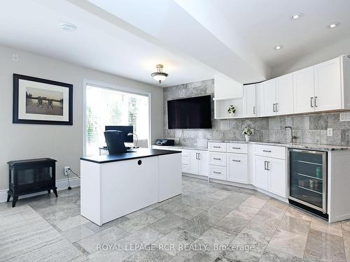 100 Woodland Hills Blvd, Aurora, ON - Indoor Photo Showing Kitchen