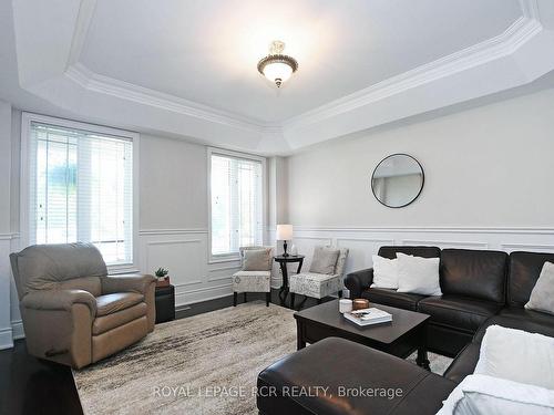 100 Woodland Hills Blvd, Aurora, ON - Indoor Photo Showing Living Room