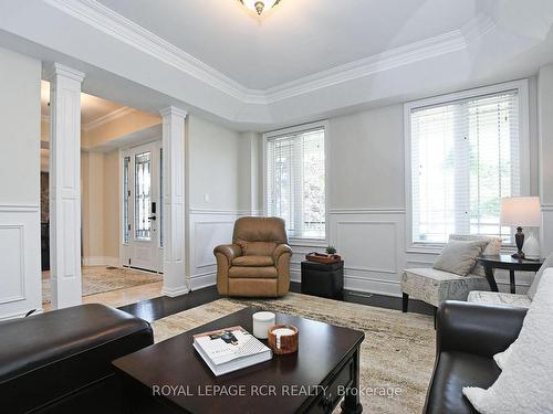 100 Woodland Hills Blvd, Aurora, ON - Indoor Photo Showing Living Room