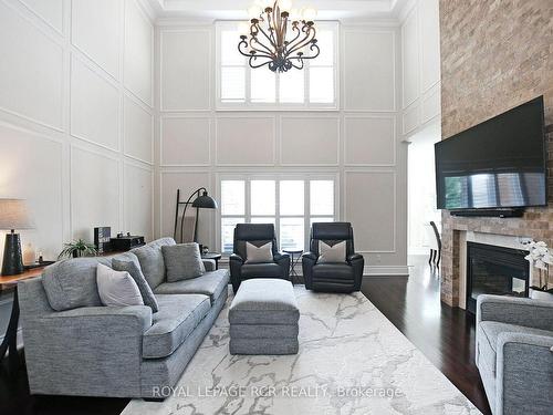 100 Woodland Hills Blvd, Aurora, ON - Indoor Photo Showing Living Room With Fireplace