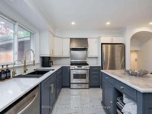 3572 Beechollow Cres, Mississauga, ON - Indoor Photo Showing Kitchen With Stainless Steel Kitchen With Double Sink With Upgraded Kitchen