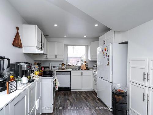 3572 Beechollow Cres, Mississauga, ON - Indoor Photo Showing Kitchen With Double Sink