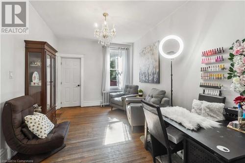 197 Wentworth Street S, Hamilton, ON - Indoor Photo Showing Living Room