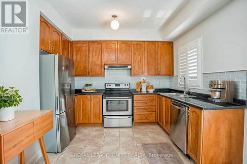 108 Ozner Crescent, Vaughan, ON - Indoor Photo Showing Kitchen