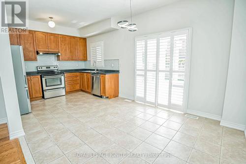 108 Ozner Crescent, Vaughan, ON - Indoor Photo Showing Kitchen