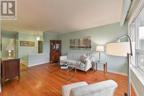 125 Renault Crescent, Toronto, ON - Indoor Photo Showing Living Room