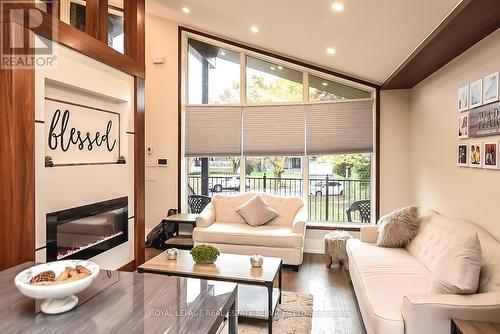 411 Targa Road, Mississauga, ON - Indoor Photo Showing Living Room