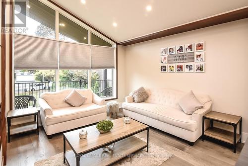 411 Targa Road, Mississauga, ON - Indoor Photo Showing Living Room