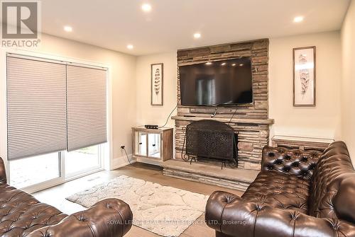 411 Targa Road, Mississauga, ON - Indoor Photo Showing Living Room