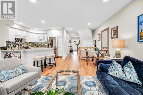 17 Sunters Court, Hamilton, ON - Indoor Photo Showing Living Room