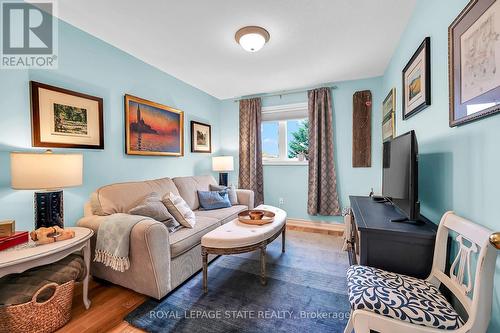 17 Sunters Court, Hamilton, ON - Indoor Photo Showing Living Room