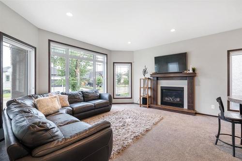 235 Lake Bend Road, Winnipeg, MB - Indoor Photo Showing Living Room With Fireplace