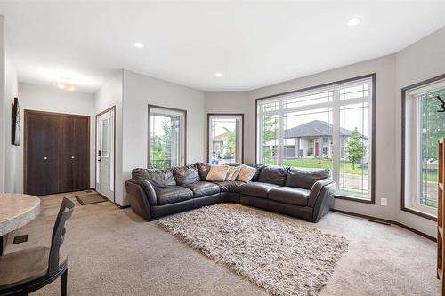 235 Lake Bend Road, Winnipeg, MB - Indoor Photo Showing Living Room