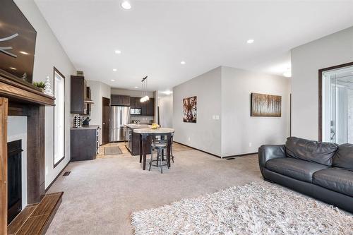 235 Lake Bend Road, Winnipeg, MB - Indoor Photo Showing Living Room