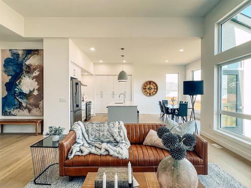 12 Thompson Court, Oak Bluff, MB - Indoor Photo Showing Living Room