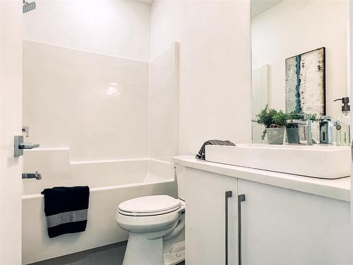 12 Thompson Court, Oak Bluff, MB - Indoor Photo Showing Bathroom