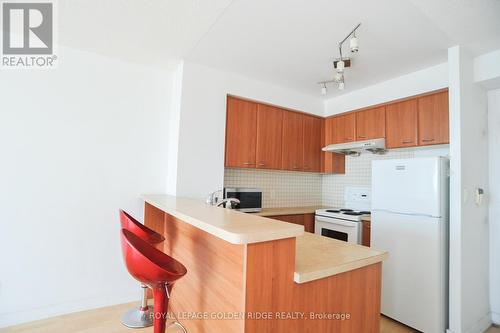 2908 - 36 Lee Centre Drive, Toronto, ON - Indoor Photo Showing Kitchen