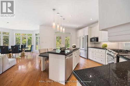 413 Coventry Hill Trail, Newmarket, ON - Indoor Photo Showing Kitchen With Upgraded Kitchen