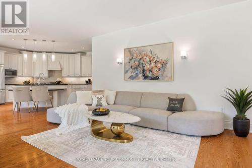 413 Coventry Hill Trail, Newmarket, ON - Indoor Photo Showing Living Room