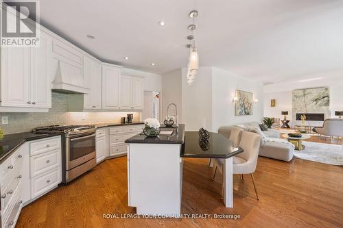 413 Coventry Hill Trail, Newmarket, ON - Indoor Photo Showing Kitchen With Upgraded Kitchen