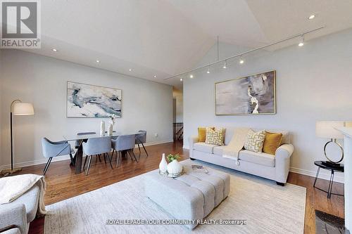 Main - 520 Stone Road, Aurora, ON - Indoor Photo Showing Living Room