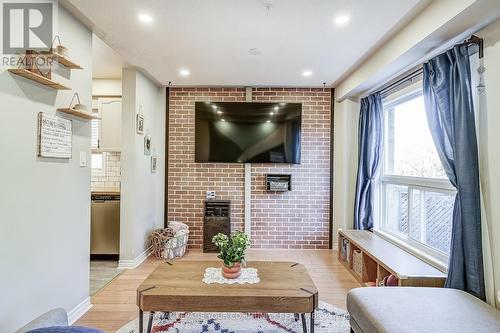 39 Wrendale Crescent, Georgina, ON - Indoor Photo Showing Living Room