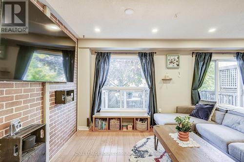 39 Wrendale Crescent, Georgina, ON - Indoor Photo Showing Living Room