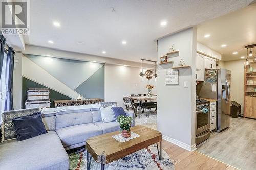 39 Wrendale Crescent, Georgina, ON - Indoor Photo Showing Living Room