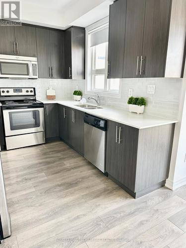 11 - 95 Kayla Crescent, Vaughan, ON - Indoor Photo Showing Kitchen With Double Sink With Upgraded Kitchen