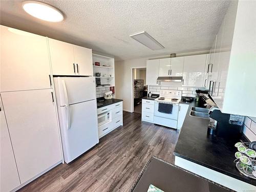 2326 Panorama View Dr, Nanaimo, BC - Indoor Photo Showing Kitchen