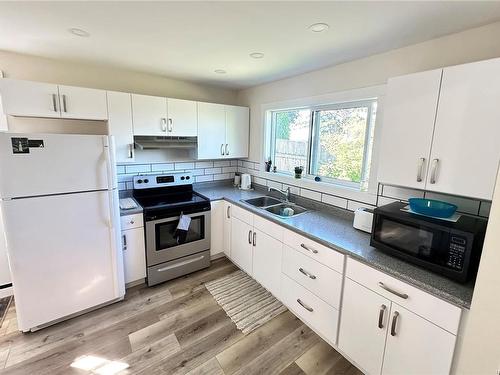 2326 Panorama View Dr, Nanaimo, BC - Indoor Photo Showing Kitchen With Double Sink