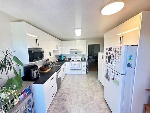 2326 Panorama View Dr, Nanaimo, BC - Indoor Photo Showing Kitchen