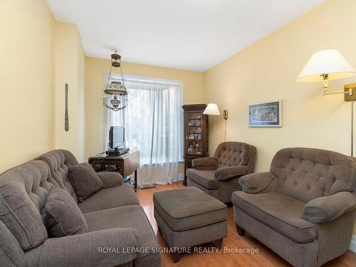 581 Stonebridge Lane N, Pickering, ON - Indoor Photo Showing Living Room