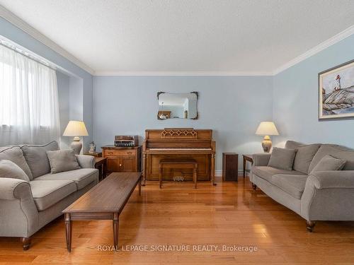 581 Stonebridge Lane N, Pickering, ON - Indoor Photo Showing Living Room