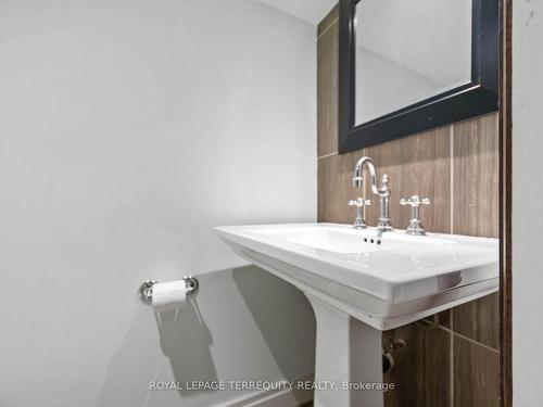 60 Bushey Ave, Toronto, ON - Indoor Photo Showing Bathroom